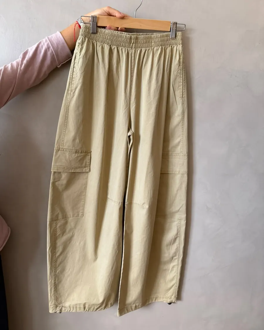 Pantalón cargo beige colgado en una percha