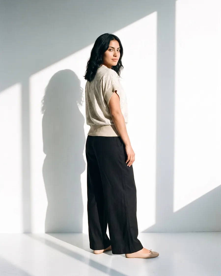 Modelo virtual morocha con remera estampada y pantalón negro, foto 2 de 4