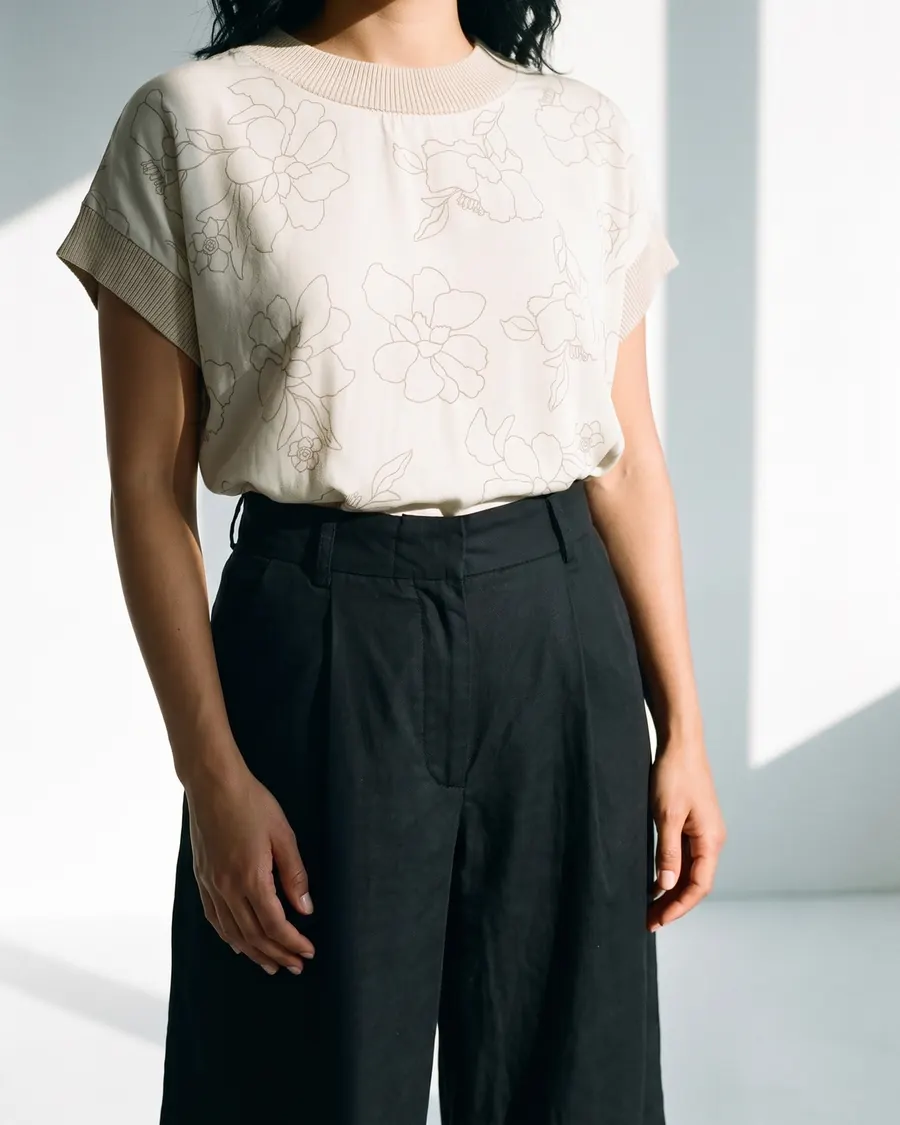 Modelo virtual morocha con remera estampada y pantalón negro, foto 4 de 4